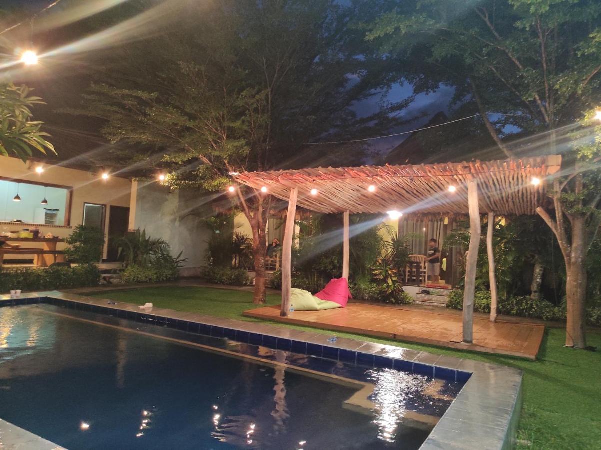 Krisna Bungalows And Restaurant Секотонг Екстериор снимка