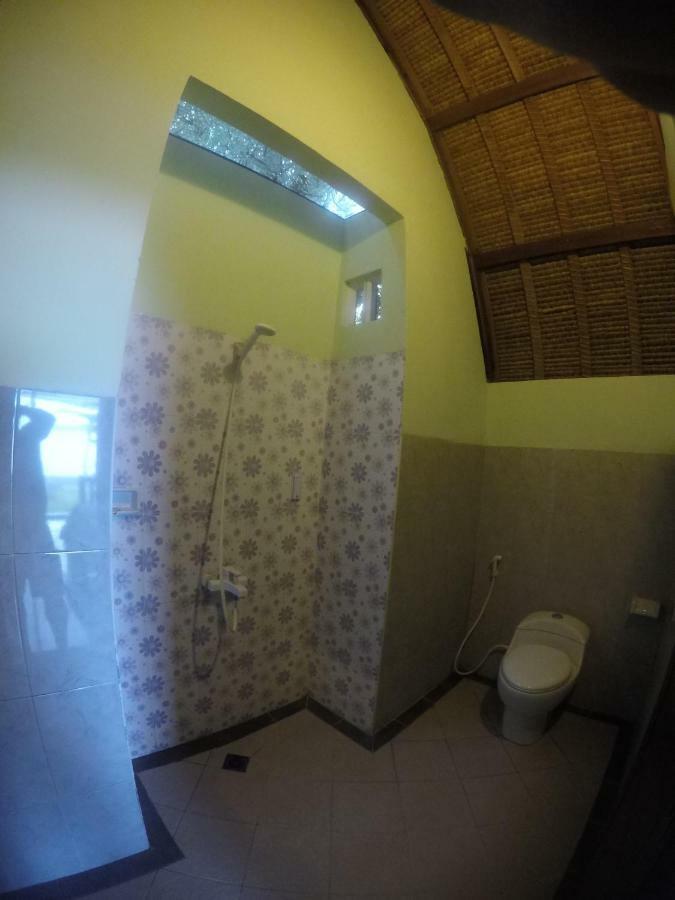 Krisna Bungalows And Restaurant Секотонг Екстериор снимка
